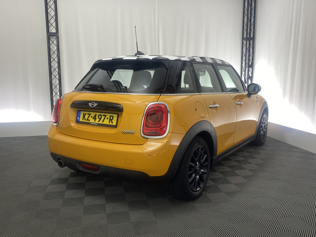 Foto 6 van MINI 5-deurs 1.5 Cooper Chili Serious Business | Bluetooth | Cruise Control | Climate Control |