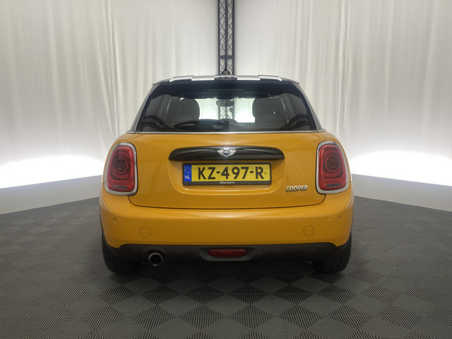 Foto 5 van MINI 5-deurs 1.5 Cooper Chili Serious Business | Bluetooth | Cruise Control | Climate Control |