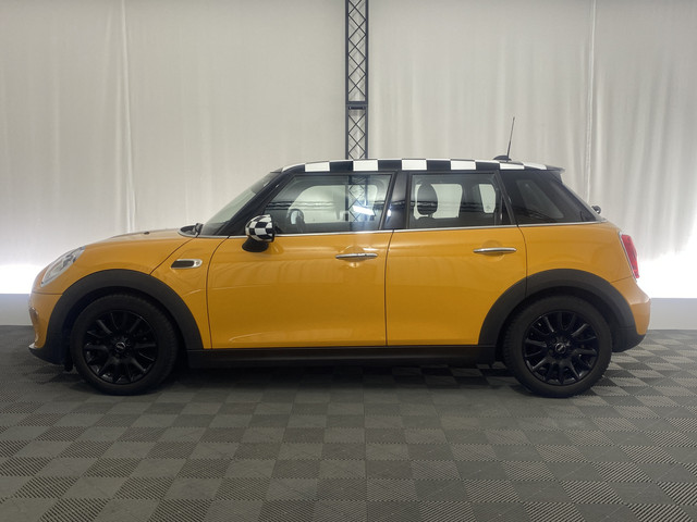 Foto 3 van MINI 5-deurs 1.5 Cooper Chili Serious Business | Bluetooth | Cruise Control | Climate Control |