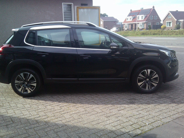 Foto 5 van Peugeot 2008 1.2 PureTech Allure Staat in De Krim