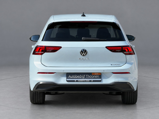 Foto 2 van Volkswagen Golf 1.5 eHybrid Life Edition | keyless | camera | dodehoek |