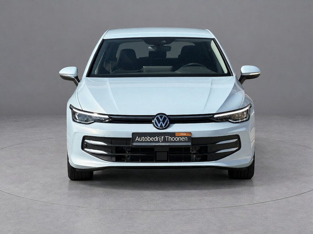 Foto 3 van Volkswagen Golf 1.5 eHybrid Life Edition | keyless | camera | dodehoek |