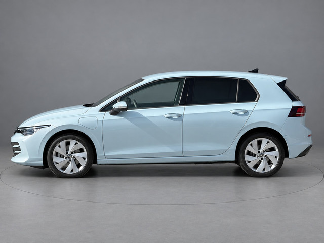 Foto 6 van Volkswagen Golf 1.5 eHybrid Life Edition | keyless | camera | dodehoek |