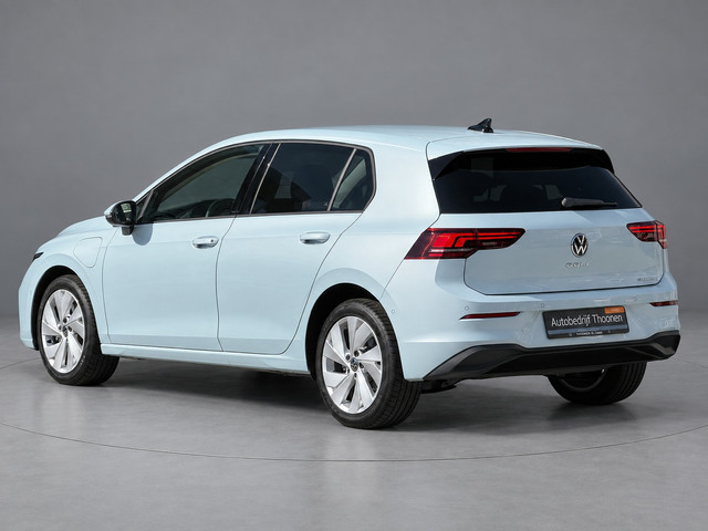 Foto 7 van Volkswagen Golf 1.5 eHybrid Life Edition | keyless | camera | dodehoek |