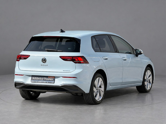 Foto 8 van Volkswagen Golf 1.5 eHybrid Life Edition | keyless | camera | dodehoek |