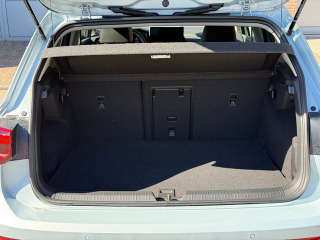 Foto 9 van Volkswagen Golf 1.5 eHybrid Life Edition | keyless | camera | dodehoek |