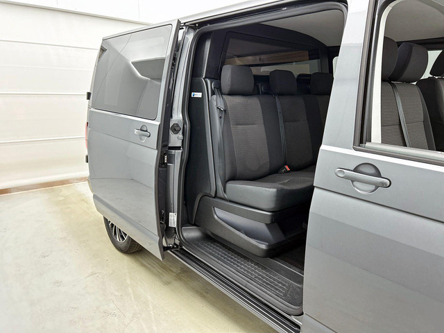 Foto 10 van Volkswagen Transporter 2.0 TDI L2H1 Automaat Dubbele Cabine Airco Cruise Control Navigatie Parkeerse