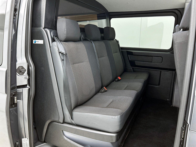 Foto 9 van Volkswagen Transporter 2.0 TDI L2H1 Automaat Dubbele Cabine Airco Cruise Control Navigatie Parkeerse
