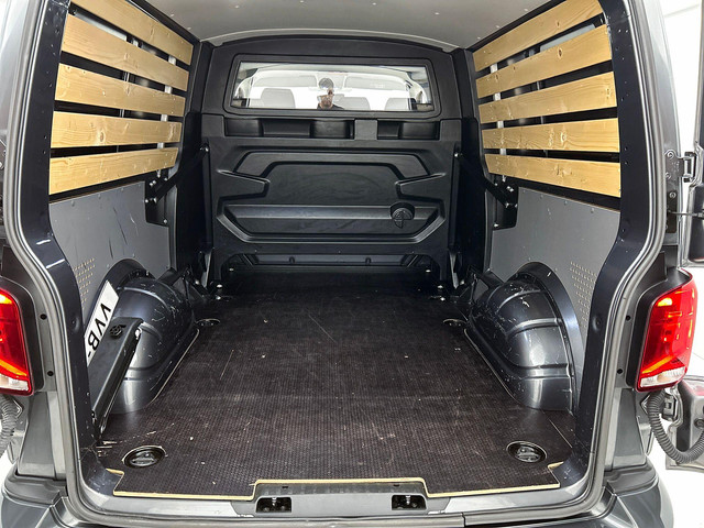 Foto 6 van Volkswagen Transporter 2.0 TDI L2H1 Automaat Dubbele Cabine Airco Cruise Control Navigatie Parkeerse