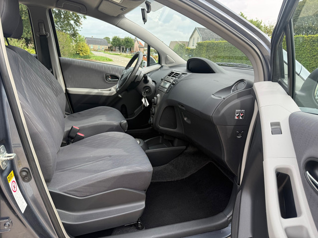 Foto 9 van Toyota Yaris 1.3 VVTi Aspiration Automaat | 5Deurs | 79Dkm | Org. NL | Airco | Dealer Onderhouden