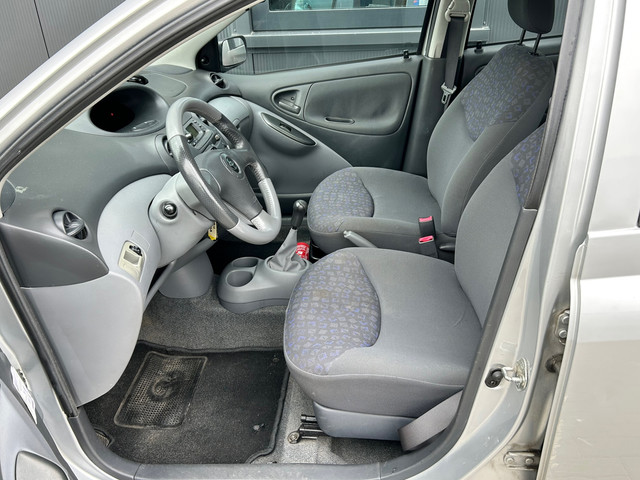Foto 3 van Toyota Yaris 1.3 VVT-i Luna | 5-drs | Airco | Dealer onderhouden.