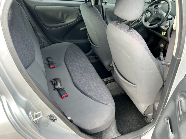 Foto 10 van Toyota Yaris 1.3 VVT-i Luna | 5-drs | Airco | Dealer onderhouden.