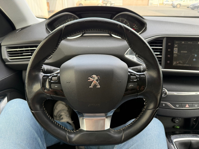 Foto 5 van Peugeot 308 SW 1.2 PureTech Blue Lease / Lekke Koppakking / Airco / Navi /