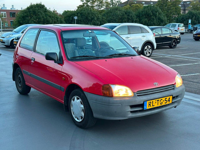 Foto 9 van Toyota Starlet 1.3-16V XLi GTSi Automaat Dakraam Zeer Nette Auto Rijdt Top