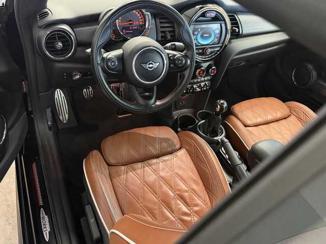 Foto 2 van MINI Cabrio 1.5 Cooper Cabrio JCW | Cruise | Stoelverwarming | Clima | Elektrische kap | Navi | Brui