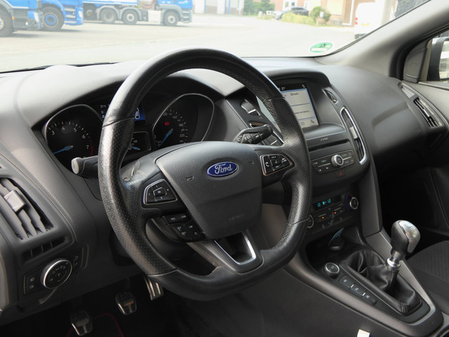 Foto 8 van Ford Focus Wagon 1.0 ST-Line 125PK | Cruise | Trekhaak | Bluetooth | Airco | Navi | LM Velgen | NAP