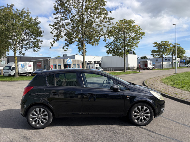 Foto 3 van Opel Corsa 1.2-16V '111' Edition 5-Deurs Automaat 86 PK. Leuke en zeer fijn rijdende auto !!!