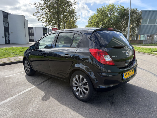Foto 6 van Opel Corsa 1.2-16V '111' Edition 5-Deurs Automaat 86 PK. Leuke en zeer fijn rijdende auto !!!