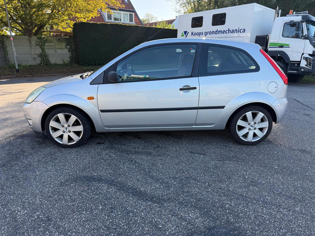 Foto 2 van Ford Fiesta 1.3 Futura Airco APK 20-07-2027