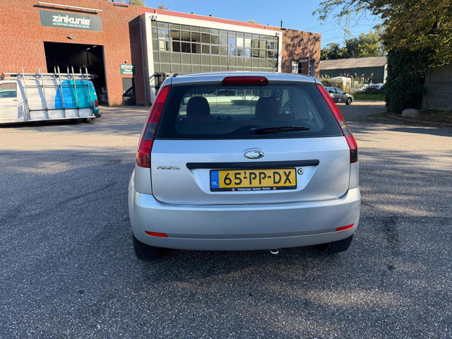 Foto 4 van Ford Fiesta 1.3 Futura Airco APK 20-07-2027