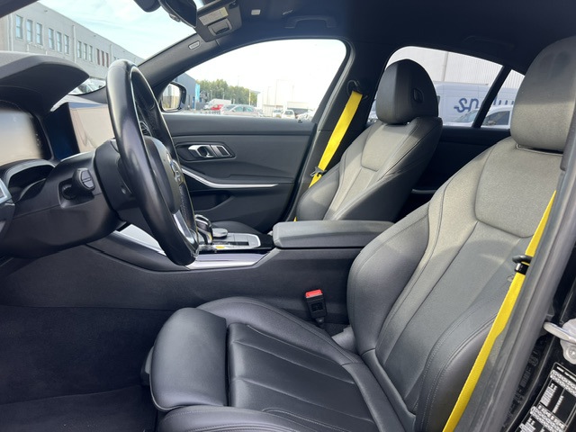 Foto 3 van BMW 3-serie 320i Executive Edition