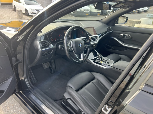 Foto 2 van BMW 3-serie 320i Executive Edition