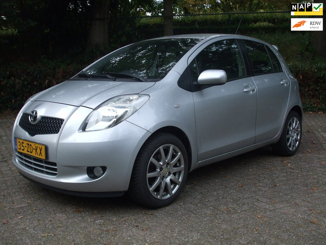 Foto 2 van Toyota Yaris 1.3 VVTi Sol airco 2e eigen. 174 dkm NAP 5drs grijs
