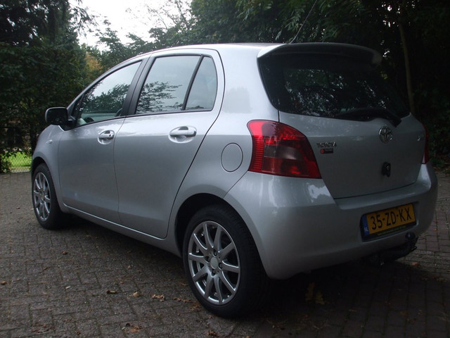 Foto 3 van Toyota Yaris 1.3 VVTi Sol airco 2e eigen. 174 dkm NAP 5drs grijs