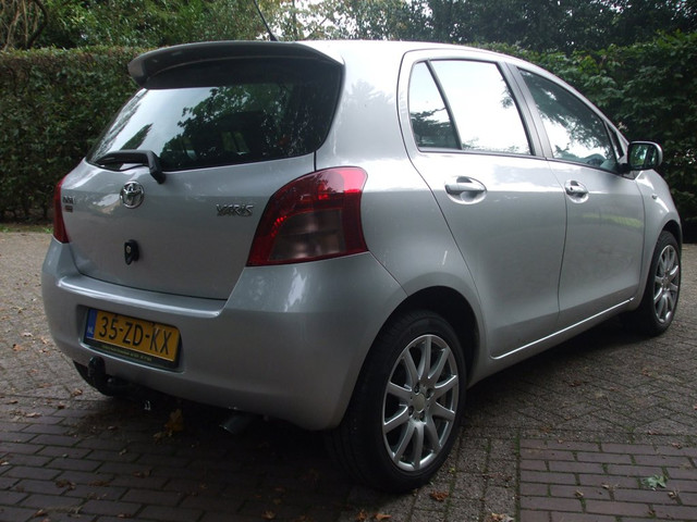 Foto 4 van Toyota Yaris 1.3 VVTi Sol airco 2e eigen. 174 dkm NAP 5drs grijs