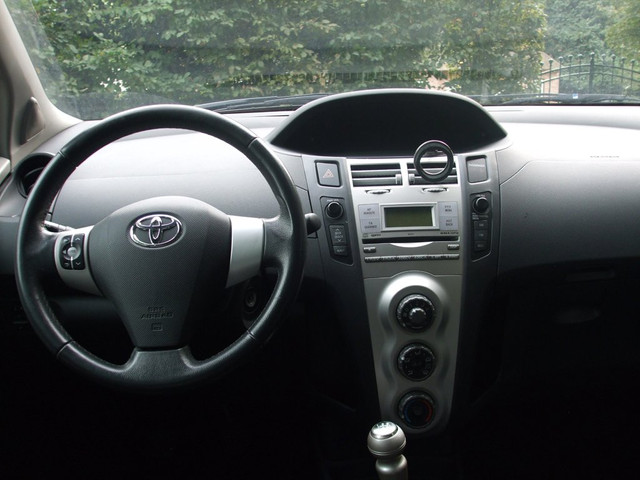 Foto 10 van Toyota Yaris 1.3 VVTi Sol airco 2e eigen. 174 dkm NAP 5drs grijs