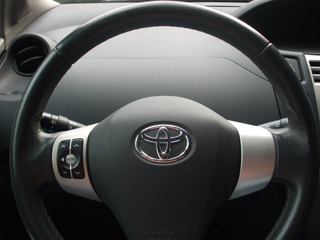 Toyota Yaris 1.3 VVTi Sol airco 2e eigen. 174 dkm NAP 5drs grijs