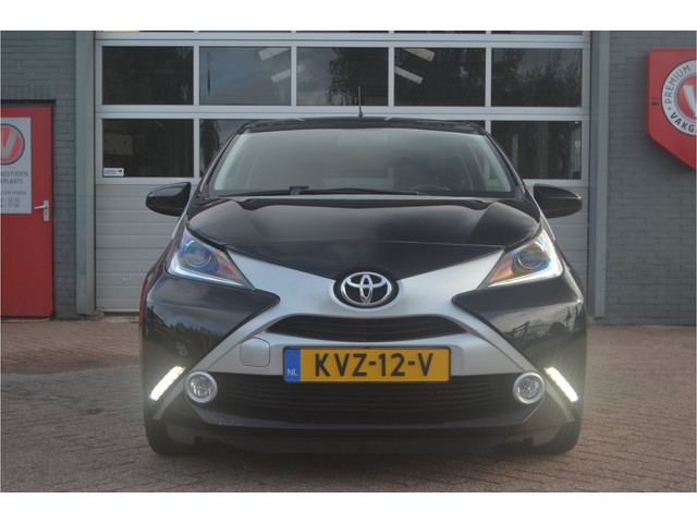 Foto 4 van Toyota Aygo 1.0 VVT-i x Leder, Camera, 12 mnd. gar.