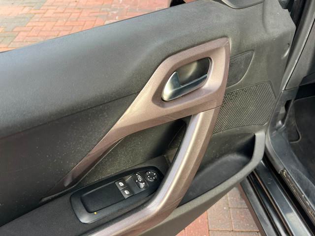 Foto 2 van Peugeot 2008 1.2 PureTech Active * Navi * AUT * Cruise * LED * Pano *