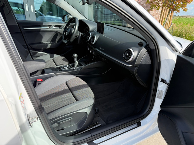 Foto 2 van Audi A3 Sportback 30 TFSI S-Line Cruise Control Sport