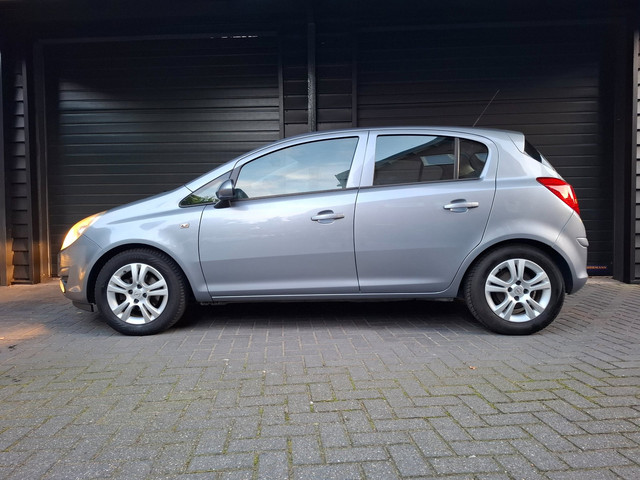 Foto 2 van Opel Corsa 1.4-16V Edition airco nwe APK nette auto