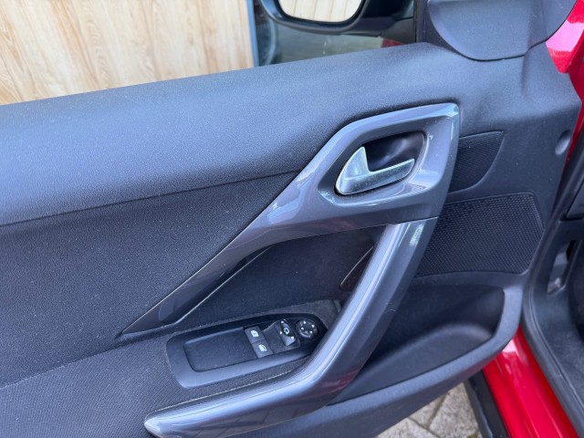 Foto 8 van PEUGEOT 2008 1.2 PureTech Active / Deal. Ond. / CarPlay