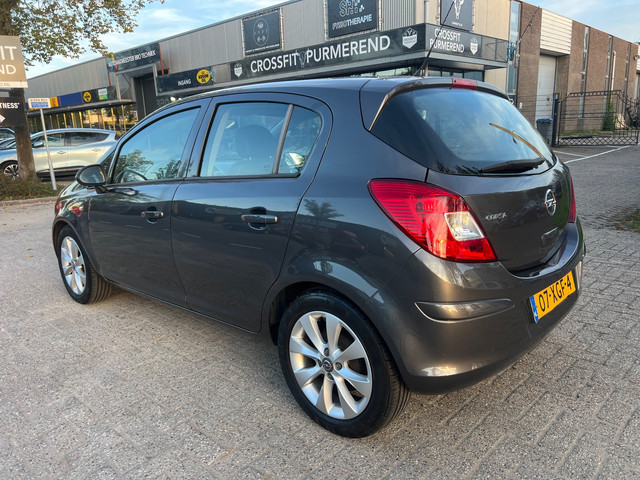 Foto 8 van Opel Corsa 1.4-16V Anniversary Edition - Zeer nette staat