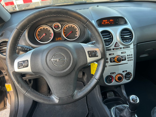 Foto 5 van Opel Corsa 1.4-16V Anniversary Edition - Zeer nette staat