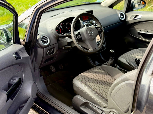 Foto 2 van Opel Corsa 1.2-16V BlitZ Stoel-&Stuurverwarming Dealer onderhouden