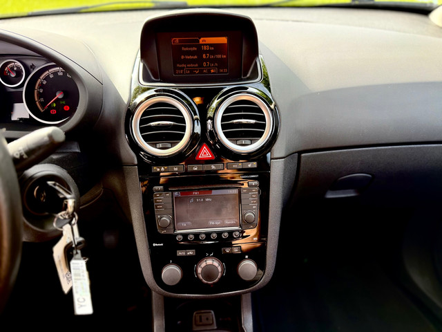 Foto 8 van Opel Corsa 1.2-16V BlitZ Stoel-&Stuurverwarming Dealer onderhouden
