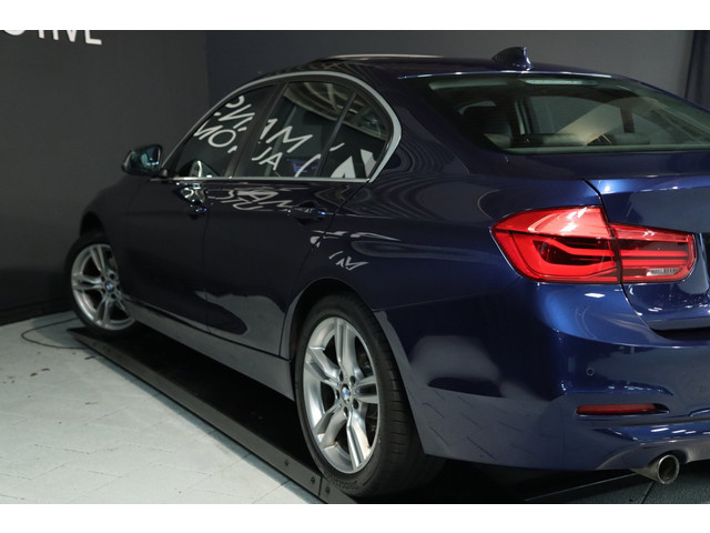 Foto 4 van BMW 3-serie 318i High Executive / SCHUIFDAK / LEDER / CARPLAY / STOELVERW