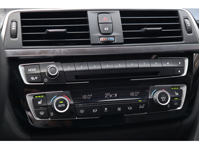 Foto 2 van BMW 3-serie 318i High Executive / SCHUIFDAK / LEDER / CARPLAY / STOELVERW