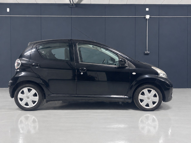 Foto 5 van Toyota Aygo 1.0 | 2010 | 5-deurs | Airco | Elektrische ramen | Centrale deurvergrendeling met afstan