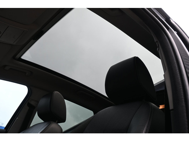 Foto 2 van Ford KUGA 2.5 20V Trend, Leer, Panodak, Trekhaak, Volledig onderhouden!
