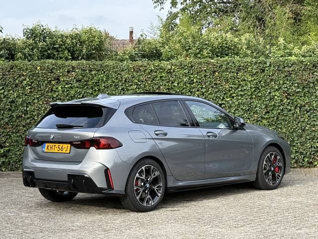 Foto 4 van BMW 1-serie 120 M Sport Pro | Panorama dak | Trekhaak | Camera | Getint glas