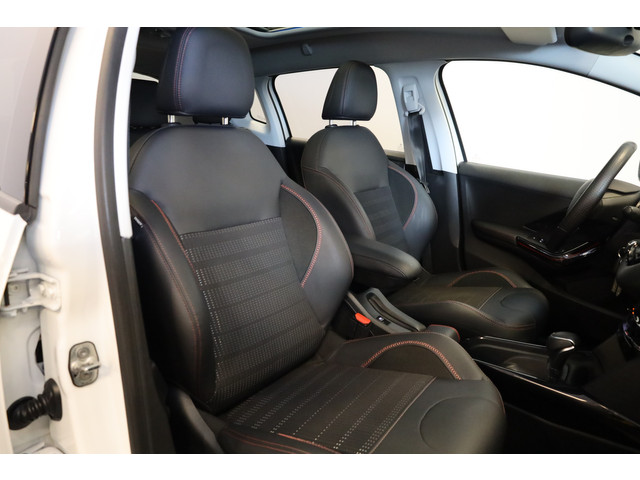 Foto 4 van Peugeot 2008 PT 110 GT-Line Automaat-6 Panorama ruit | Trekhaak | Apple Carplay / Android Auto |