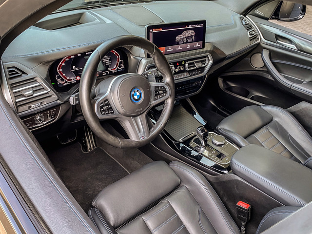 Foto 8 van BMW X3 xDrive30e 292PK High Executive M-Sport | M-SPORT KUIPSTOELEN | HEAD-UP | PANO | HARMAN KARDON