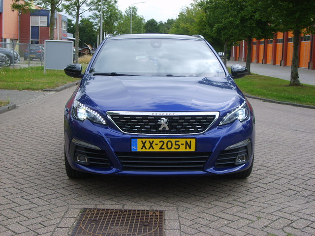 Foto 2 van Peugeot 308 SW 1.2 PureTech GT-line (bj 2019)