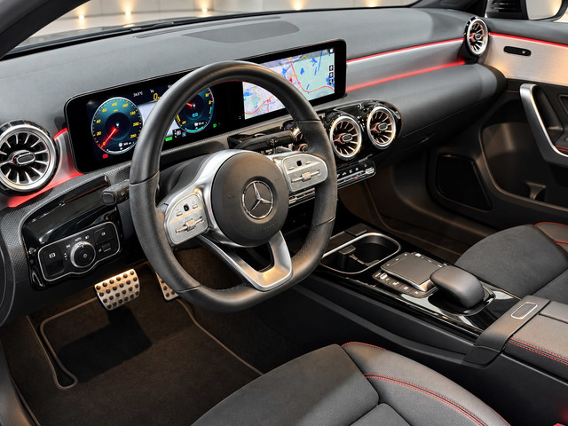 Foto 4 van Mercedes-Benz A-klasse 250 e AMG Limited|PANO|Black Edition