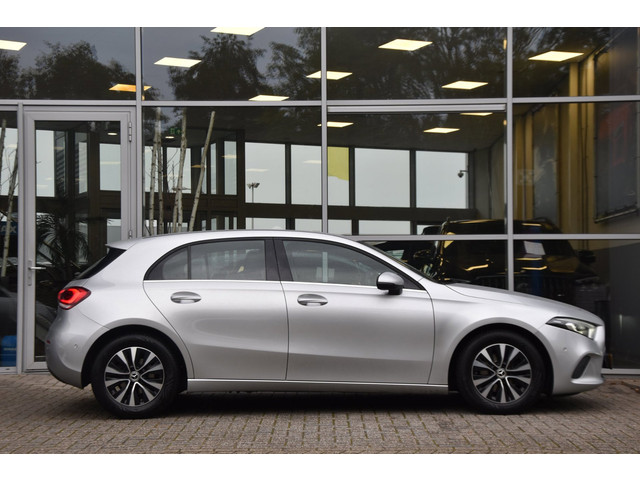 Foto 7 van Mercedes-Benz A-klasse A180 Business Solution Automaat | BTW | Widescreen | Camera | CarPlay | LED